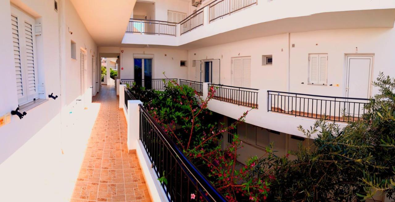 Ενοικιαζόμενα Δωμάτια Γεωργία Σταμούλου Rovies Buitenkant foto